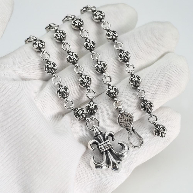 Ch**me He**ts necklaces